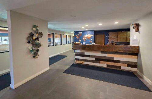 Hayward Hotel | Discover AmeriVu Inn and Suites - Hayward with Pool & Pets