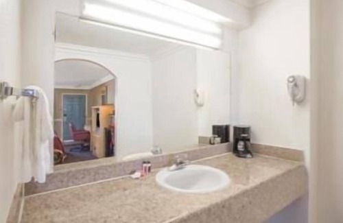 Hayward Hotel | Budget-Friendly Stay at Super 8 by Wyndham Hayward Downtown