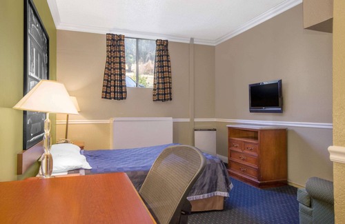 Hayward Hotel | Budget-Friendly Stay at Super 8 by Wyndham Hayward Downtown