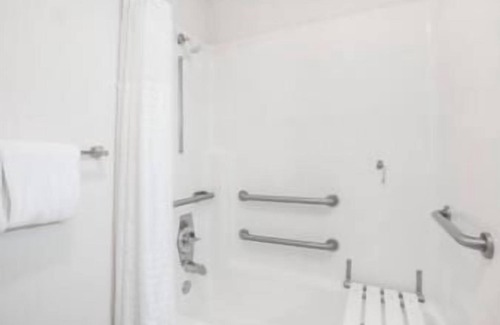 Hayward Hotel | Budget-Friendly Stay at Super 8 by Wyndham Hayward Downtown
