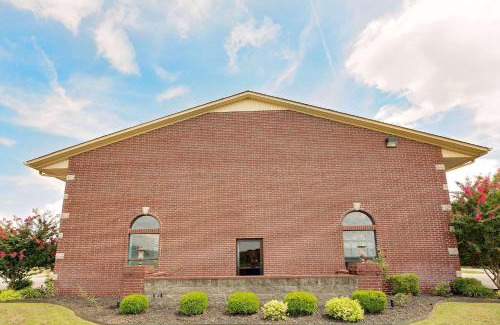Hazen Hotel | Pet-Friendly Super 8 by Wyndham Hazen with Ocean Views