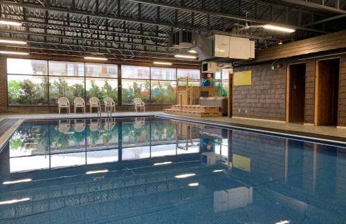 Hearst Hotel | Pet-Friendly Retreat at Super 8 by Wyndham Hearst ON