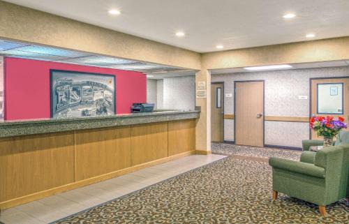 Heyburn Hotel | Pet-Friendly Super 8 by Wyndham Heyburn with Pool & Ocean View