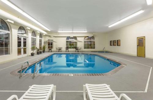 Heyburn Hotel | Pet-Friendly Super 8 by Wyndham Heyburn with Pool & Ocean View