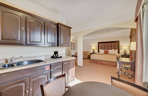 Hidalgo Hotel | Convenient Super 8 by Wyndham Hidalgo with Pool & Spa