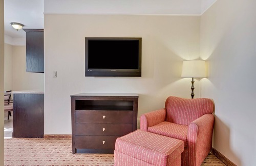Hidalgo Hotel | Convenient Super 8 by Wyndham Hidalgo with Pool & Spa