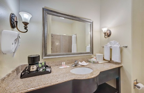 Hidalgo Hotel | Convenient Super 8 by Wyndham Hidalgo with Pool & Spa
