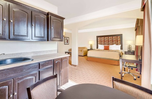 Hidalgo Hotel | Convenient Super 8 by Wyndham Hidalgo with Pool & Spa
