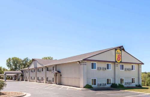 Higginsville Hotel | Pet-Friendly Getaway at Super 8 by Wyndham Higginsville