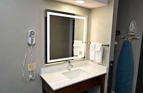 Higginsville Hotel | Super 8 by Wyndham Higginsville