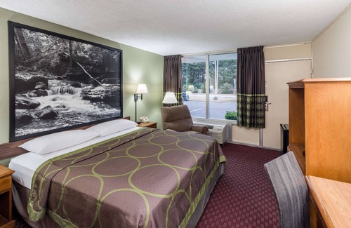 Hope Hotel | Budget-Friendly Super 8 by Wyndham Hope with Great Amenities
