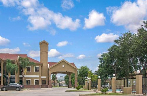 Brookhollow Hotel | Convenient Stay at Super 8 by Wyndham Houston/Brookhollow