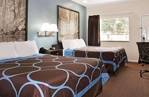 Brookhollow Hotel | Budget-Friendly Stay at Super 8 by Wyndham Houston/Brookhollow NW
