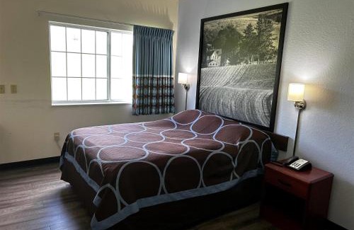 Ida Grove Hotel | Quality Stay at Super 8 by Wyndham Ida Grove with Pool