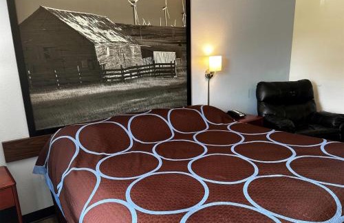 Ida Grove Hotel | Quality Stay at Super 8 by Wyndham Ida Grove with Pool