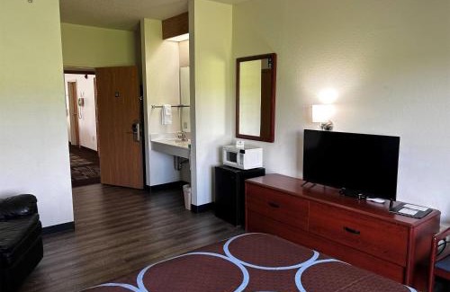Ida Grove Hotel | Quality Stay at Super 8 by Wyndham Ida Grove with Pool