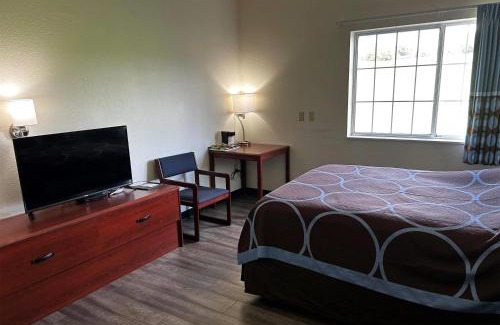 Ida Grove Hotel | Quality Stay at Super 8 by Wyndham Ida Grove with Pool