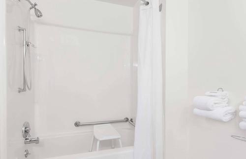 Imlay City Hotel | Comfortable Stay at Super 8 by Wyndham Imlay City