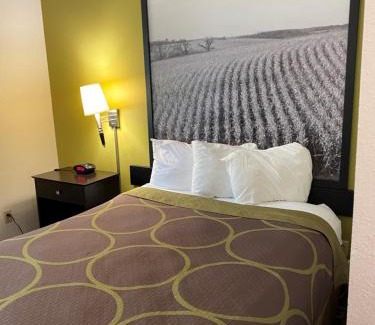 Independence Hotel | Pet-Friendly Super 8 by Wyndham Independence - Rated 8/10
