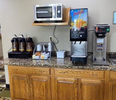 Independence Hotel | Pet-Friendly Super 8 by Wyndham Independence - Rated 8/10