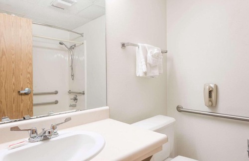 Independence Hotel | Pet-Friendly Super 8 by Wyndham Independence for Families