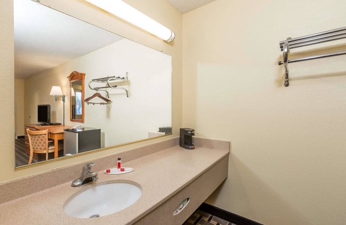 Southport Hotel | Budget-Friendly Stay at Super 8 by Wyndham Indianapolis