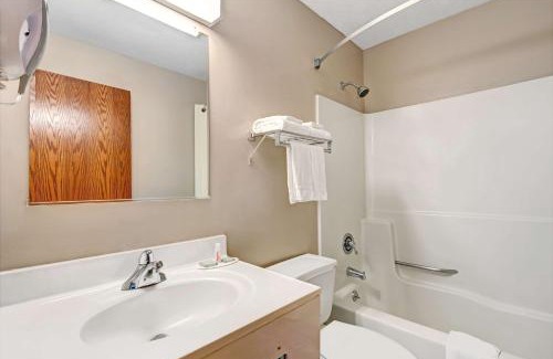 Beech Grove Hotel | Budget-Friendly Super 8 by Wyndham Indianapolis Emerson