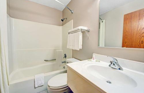 Beech Grove Hotel | Budget-Friendly Super 8 by Wyndham Indianapolis Emerson
