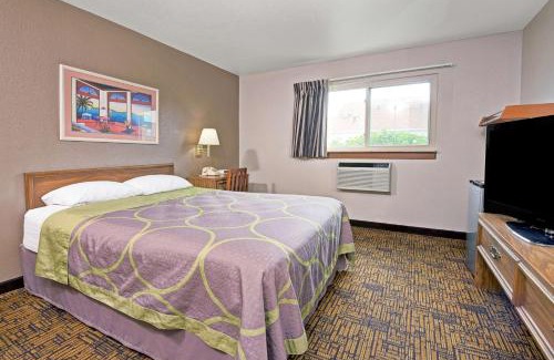 Beech Grove Hotel | Budget-Friendly Super 8 by Wyndham Indianapolis Emerson
