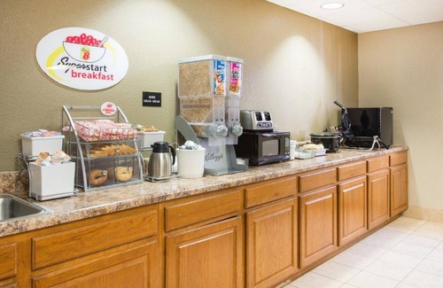 Iola Hotel | Convenient Stay at Super 8 by Wyndham Iola, KS