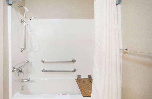 Iola Hotel | Convenient Stay at Super 8 by Wyndham Iola, KS