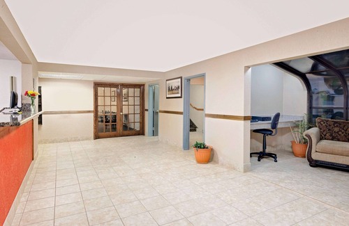 Iowa Falls Hotel | Cozy Super 8 by Wyndham Iowa Falls with Pool & Breakfast