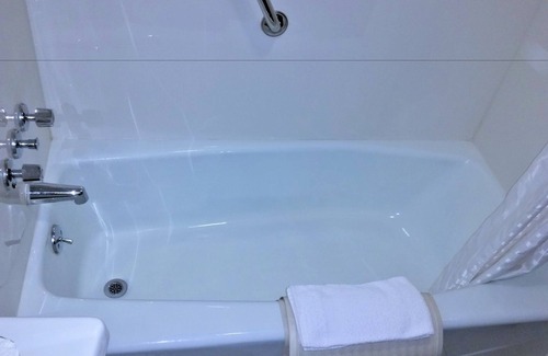 Iowa Falls Hotel | Cozy Super 8 by Wyndham Iowa Falls with Pool & Breakfast