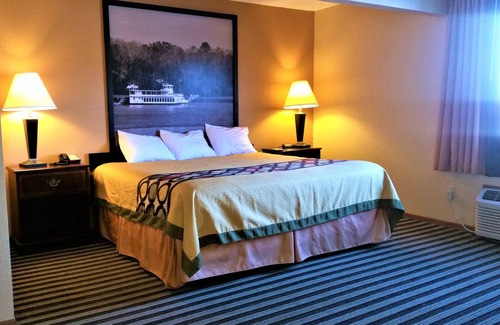 Iowa Falls Hotel | Cozy Super 8 by Wyndham Iowa Falls with Pool & Breakfast