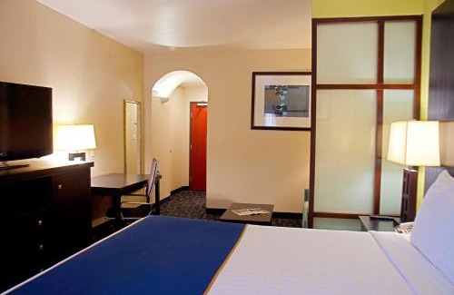 Irving Hotel | Budget-Friendly Stay at Super 8 by Wyndham Irving/DFW Apt
