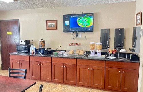 Ithaca Hotel | Budget-Friendly Super 8 by Wyndham Ithaca with Breakfast