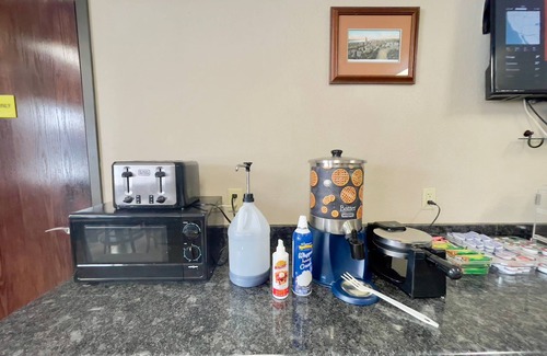 Ithaca Hotel | Budget-Friendly Super 8 by Wyndham Ithaca with Breakfast