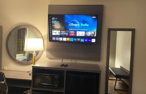 Ithaca Hotel | Budget-Friendly Super 8 by Wyndham Ithaca with Breakfast