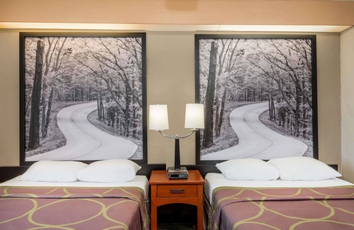 Jasper Hotel | Comfortable Stay at Super 8 by Wyndham Jasper with Pool