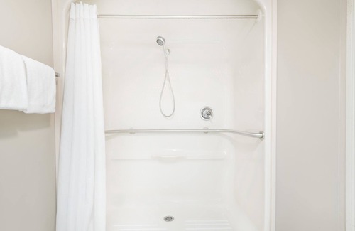 Jasper Hotel | Comfortable Stay at Super 8 by Wyndham Jasper with Pool