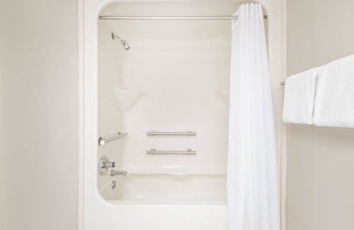 Jasper Hotel | Comfortable Stay at Super 8 by Wyndham Jasper with Pool