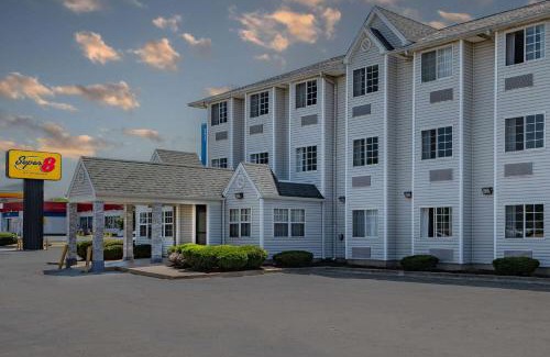 Joliet Hotel | Pet-Friendly Retreat at Super 8 by Wyndham Joliet
