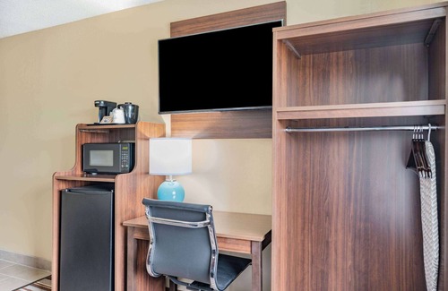 Joliet Hotel | Comfortable Stay at Super 8 by Wyndham Joliet with Breakfast