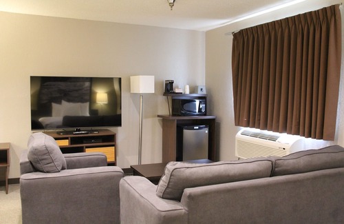 Kamloops Hotel | Welcoming Super 8 by Wyndham Kamloops with Family-Friendly Amenities