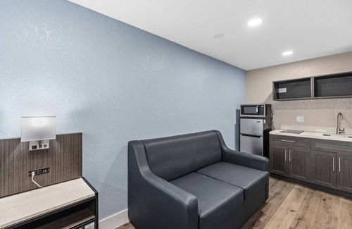 Florida Central Atlantic Coast Hotel | Budget-Friendly Super 8 by Wyndham in Kissimmee with Breakfast