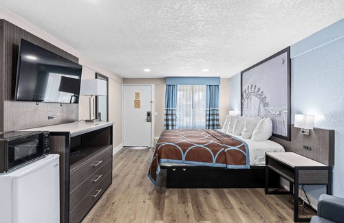 Florida Central Atlantic Coast Hotel | Budget-Friendly Super 8 by Wyndham in Kissimmee with Breakfast