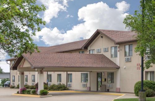 Knoxville Hotel | Budget-Friendly Super 8 by Wyndham Knoxville with Hot Tub