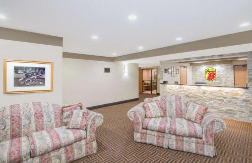 Knoxville Hotel | Budget-Friendly Super 8 by Wyndham Knoxville with Hot Tub