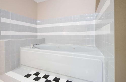 Knoxville Hotel | Budget-Friendly Super 8 by Wyndham Knoxville with Hot Tub