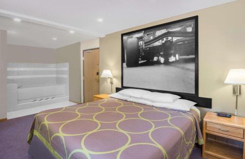Knoxville Hotel | Budget-Friendly Super 8 by Wyndham Knoxville with Hot Tub